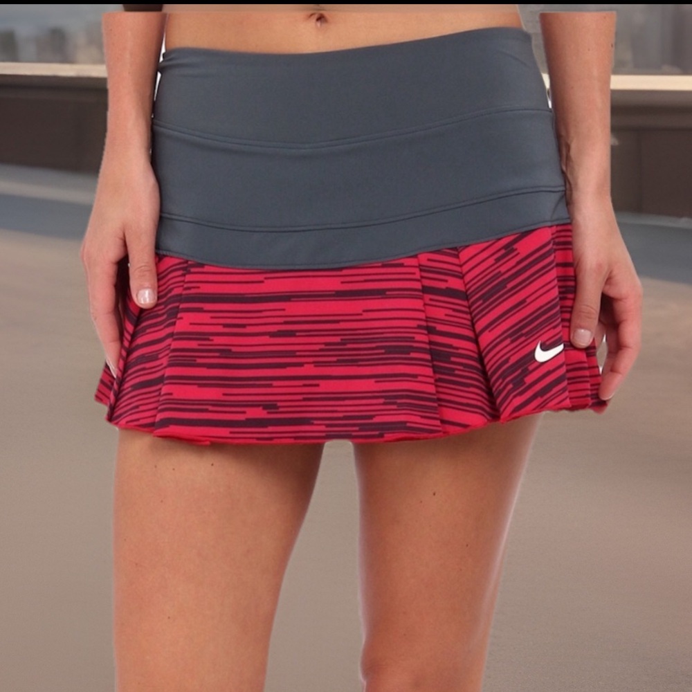 Nike Women's Victory Printed Pleated Tennis & Golf Skort in Dark Gray & Fuchsia.